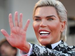 Rodrigo Alves saluda  a su llegada al estreno de la película 