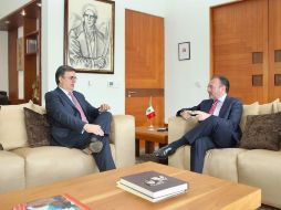 Videgaray reiteró el compromiso de Enrique Peña Nieto para que el proceso de transición ocurra en un ambiente institucional, de transparencia y total apertura. TWITTER/@SRE_mx