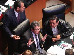 El líder parlamentario de Morena, Ricardo Monreal, dialoga con Félix Salgado Macedonio durante la sesión del Senado de la República. SUN/L. Godínez
