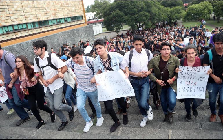 Alumnos de la UNAM se manifestaron en la explanada de la Torre de Rectoría y la zona de las Islas para exigirle a la administración de Enrique Graue Wiechers que expulse a los grupos porriles. SUN/A. Ojeda