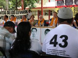El Grupo Interdisciplinario de Expertos Independientes, designado por la Comisión Interamericana de Derechos Humanos, participa en una conferencia de prensa en la escuela para maestros de Ayotzinapa. EFE/F. Meza