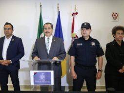 El fiscal general, Raúl Sánchez, y el comisario zapopano, Roberto Alarcón, confirmaron la captura de cuatro hombres y tres mujeres. FACEBOOK/FiscaliaGeneralDeJalisco