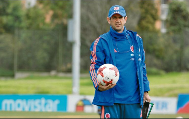 Pékerman dice adiós y Colombia se apoya en Arturo Reyes. Tras seis años al frente del conjunto cafetalero, el estratega argentino José Pékerman se despidió de Colombia y en su lugar ha entrado como emergente Arturo Reyes, quien permanecerá en el banquillo hasta que encuentren a un estratega definitivo. Colombia, uno de los combinados más fuertes de Sudamérica tendrá como rival a Venezuela y luego a Argentina, Selección que aún busca técnico. MEXSPORT / ARCHIVO