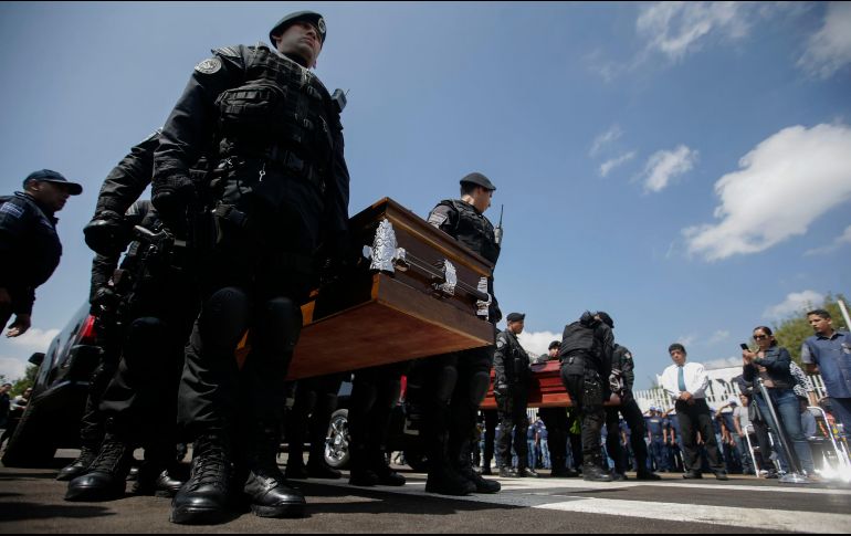 Los féretros arriban a la Comisaría municipal alrededor de las 12:00 horas, escoltados por varios elementos de la corporación. EL INFORMADOR / F. Atilano