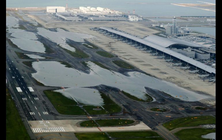 El poderoso meteoro deja al menos 11 muertos, 300 heridos y cuantiosos daños materiales. El aeropuerto de Kansai, en Osaka (foto), permanecerá cerrado hasta nuevo aviso.