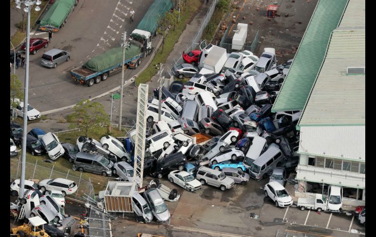 Vehículos se ven hoy apilados tras el paso de 