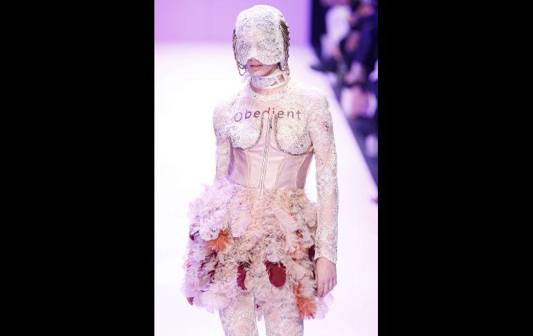 Una modelo luce un diseño de la colección de estudiantes en la Town Hall Runway Four, durante la Semana de la Moda de Melbourne, Australia. EFE/D. Pockett