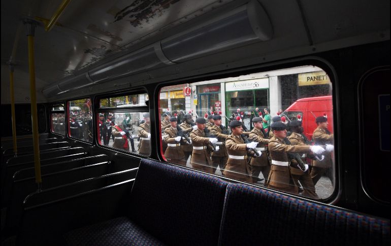 Oficiales y soldados del regimiento de infantería del ejército británico marchan durante su 50 aniversario, en Londres. Más de 500 soldados británicos, canadienses y australianos han participado en una marcha por calles de la ciudad. EFE/ F. Arrizabalaga
