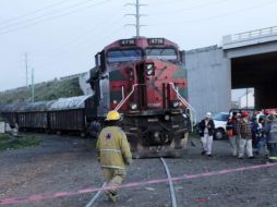 Personal de Pemex y Protección Civil del Estado inmediatamente arrancaron los trabajos para mover al tren. TWITTER/@PublimetroPue