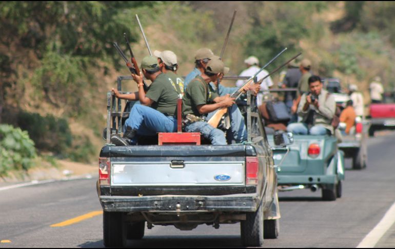 Luego del intercambio de fuego, los sujetos quemaron cinco vehículos. AFP/ARCHIVO