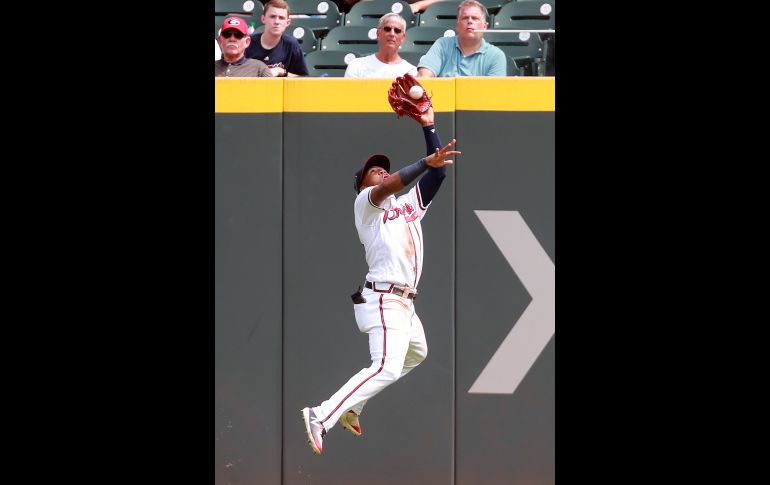 Ronald Acuna Jr., de los Bravos de Atlanta, atrapa una pelota lanzada por Steve Pearce, de los Medias Rojas de Boston, en partido disputado en Atlanta, Estados Unidos. AP/Atlanta Journal-Constitution/C. Compton