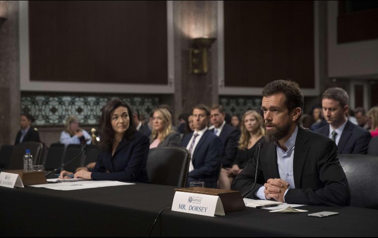 Ambos directivos prometieron reforzar sus esfuerzos para expulsar a intereses extranjeros que buscan sembrar divisiones en la democracia estadounidense. AFP/D. Angerer