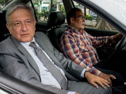 López Obrador arribó en su ya conocido Jetta color blanco al Hotel Four Points. NTX / J. Pazos