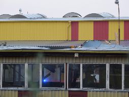 El aparato se estrelló en el tejado del vestíbulo de la fábrica, donde quedó en suspensión. AFP/M. Cizek