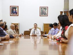 Manuel Velasco retomó anoche el Ejecutivo Estatal tras ser electo gobernador sustituto por el Congreso Estatal en su calidad de Colegio Electoral. NTX