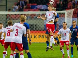 El danés Christian Bannis salta por el balón. Ante los problemas en el primer equipo, Dinamarca volverá a jugar su próximo amistoso contra Gales con jugadores amateur. EFE / T. Somogyi