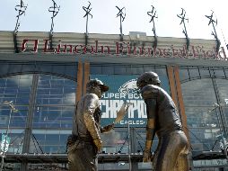 Estatua afuera del Lincoln Financial Field de Filadelfia que representa al coach Doug Pederson y al mariscal Nick Foles discutiendo la 