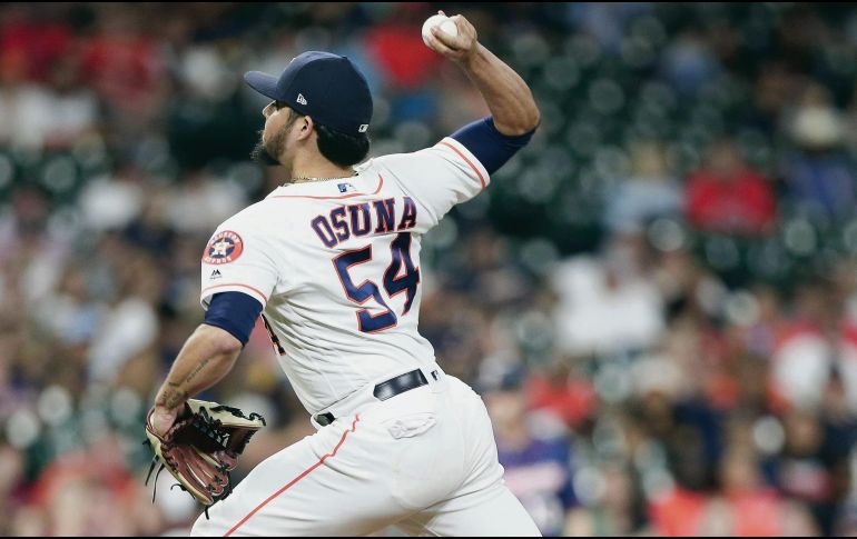 En suspenso. Roberto Osuna tendrá que esperar dos semanas más para resolver el tema legal en su contra. AFP /