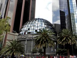 En el mercado accionario local se opera con un volumen de 968 mil 530 títulos, por un importe económico de 23.4 millones de pesos. NTX / ARCHIVO