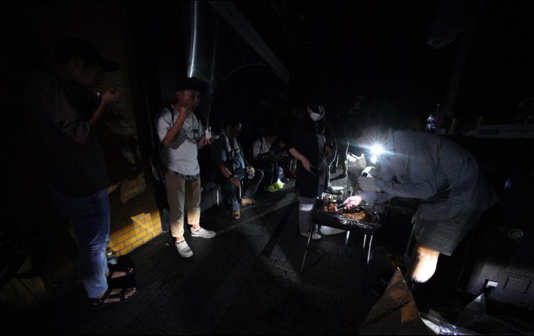 El terremoto dejó puntualmente a toda la isla sin suministro eléctrico. AP / E. Hoshiko