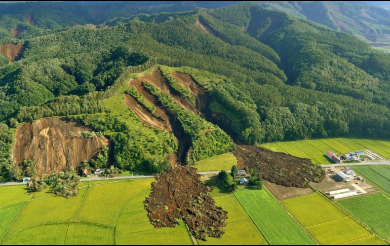 Advierten del riesgo de derrumbes y desprendimientos de tierra, y de la posibilidad de que haya una réplica del sismo de intensidad similar. AFP /