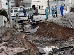 El temblor alcanzó el nivel 7 máximo de la escala sísmica nipona, y provocó aludes de tierra que sepultaron una veintena de casas en la isla montañosa. EFE / K. Mayama