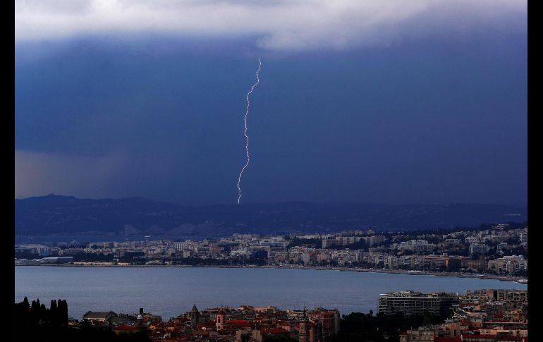 Un relámpago cae sobre una bahía de Niza, en la Costa Azul francesa. AFP/V. Hache