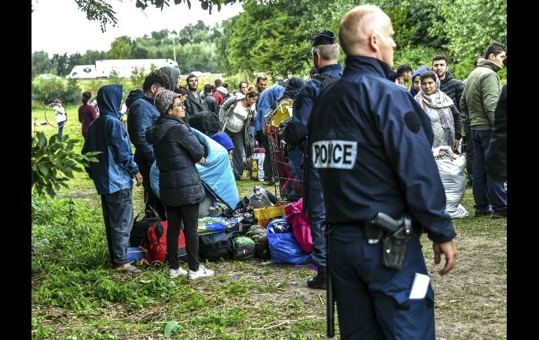 Autoridades evacuan a migrantes de un campamento en Dunkerque, Francia, donde se quedaban unas 500 personas. AFP/P. Huguen