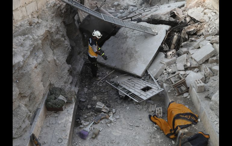 Un integrante de la Defensa Civil Siria, conocidos como los 