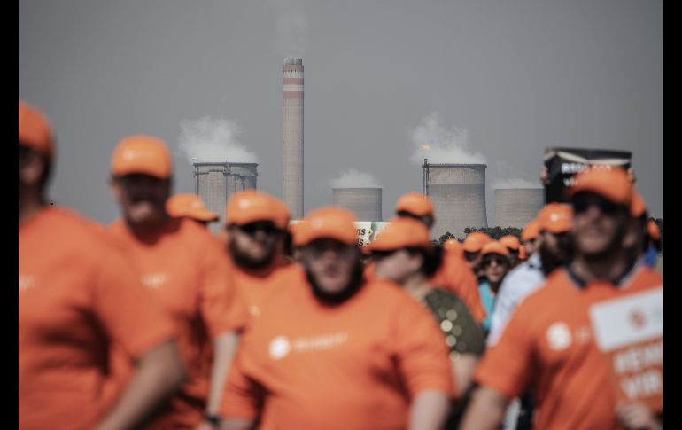Miles de integrantes de un sindicato participan en una protesta en la planta Sasol en Secunda, Sudáfrica, durante un cierre en contra del esquema de empoderamientos de negros en la planta. AFP/G. Guercia
