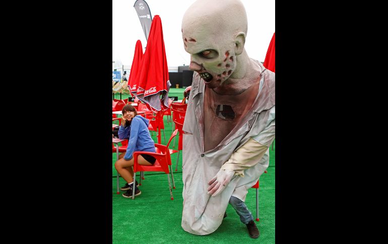 Un hombre disfrazado de un personaje de cómic asiste a la quinta edición de la Comic Con Portugal que se celebra en Lisboa. EFE/A. Santos