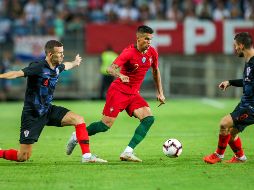 Joao Cancelo (c) de Portugal disputa un balón con Ivan Perisic (i) y Mateo Kovacic (d) de Croacia. EFE/J. Sena