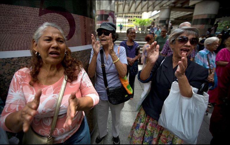 Los jubilados redactaron un documento en el que demandan que se les explique por qué no se les otorga el pago completo. AP/F. Llano