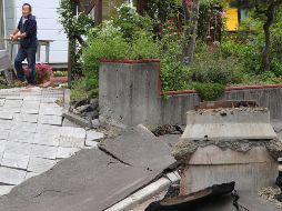 Residentes observan una vía dañada luego del impacto del terremoto, en Hokkaido. EFE/JIJI