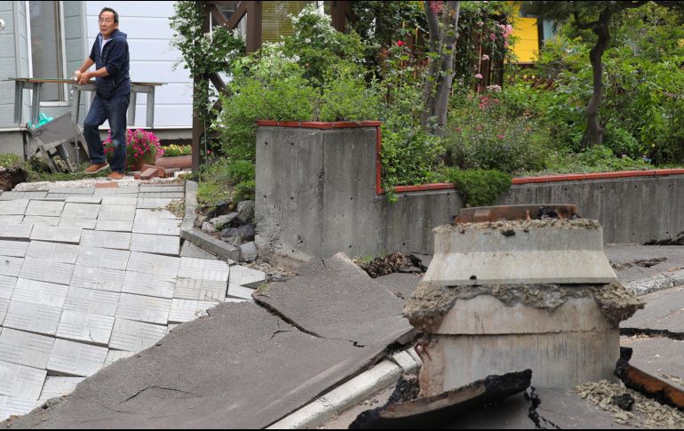 Residentes observan una vía dañada luego del impacto del terremoto, en Hokkaido. EFE/JIJI
