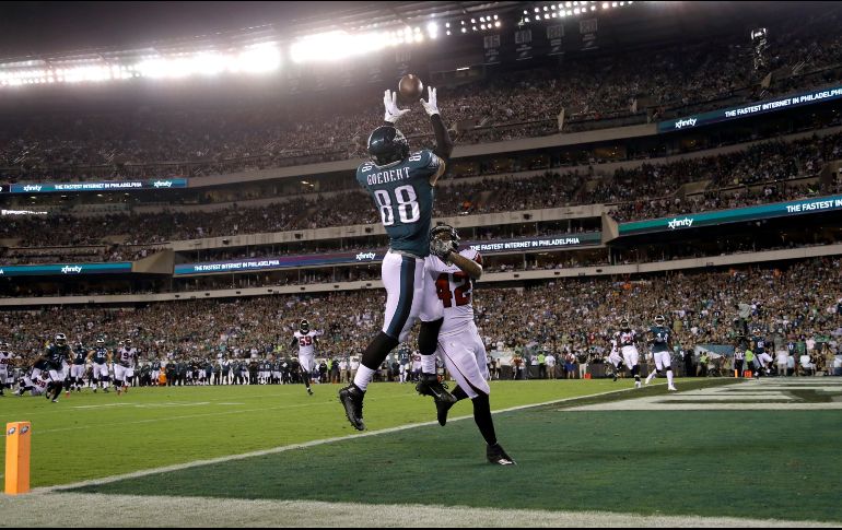 Dallas Goedert (#88) de Filadelfia, intenta quedarse con el balón en zona de anotación, aunque al final no lo logró. AP/M. Rourke