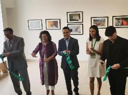 Con el corte de listón dentro de la exposición fotográfica de Daniel Mordzinski, arrancó el Hay Festival 2018 en Querétaro. ESPECIAL/B. Castillo
