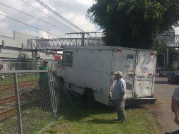 Un camión se estrelló contra la malla perimetral de las vías, de acuerdo a información de las autoridades. ESPECIAL /