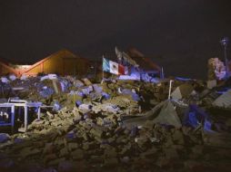 Se ha hecho viral la imagen del palacio municipal de Juchitlán en ruinas en donde una bandera mexicana luce de pie. ESPECIAL /