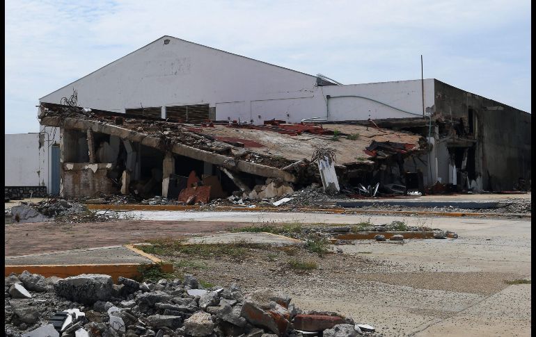 Una agencia de autos tampoco ha sido reconstruida.