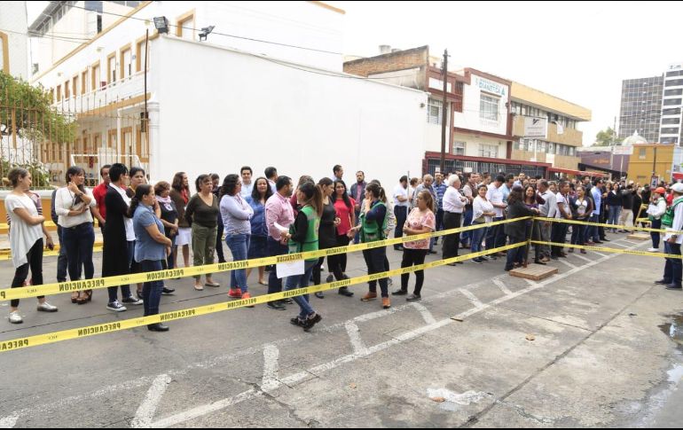 El personal de la SEDER fue evacuado de todo el edificio, tal y como se debe hacer cuando existe una amenaza de este tipo. ESPECIAL / SEDER