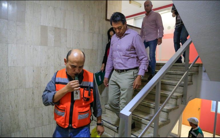 El personal de la SEDER fue evacuado de todo el edificio, tal y como se debe hacer cuando existe una amenaza de este tipo. ESPECIAL / SEDER