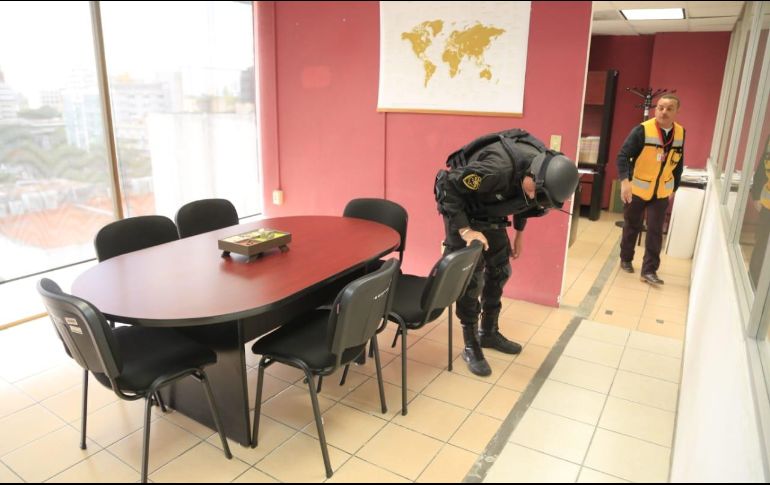 El personal de la SEDER fue evacuado de todo el edificio, tal y como se debe hacer cuando existe una amenaza de este tipo. ESPECIAL / SEDER