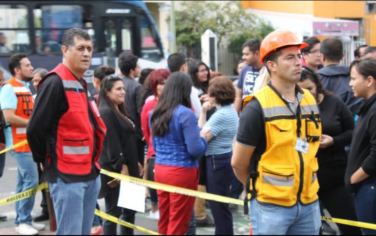 El personal de la SEDER fue evacuado de todo el edificio, tal y como se debe hacer cuando existe una amenaza de este tipo. ESPECIAL / SEDER