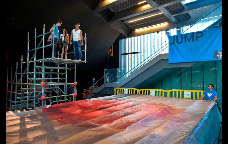 La colchoneta mide 8 por 5 metros.