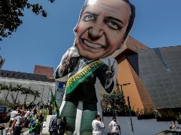 Simpatizantes de Jair Bolsonaro instalan un muñeco inflable gigante con la imagen del político durante una concentración a las puertas del hospital Albert Einstein para manifestarle su apoyo. EFE/S. Moreira