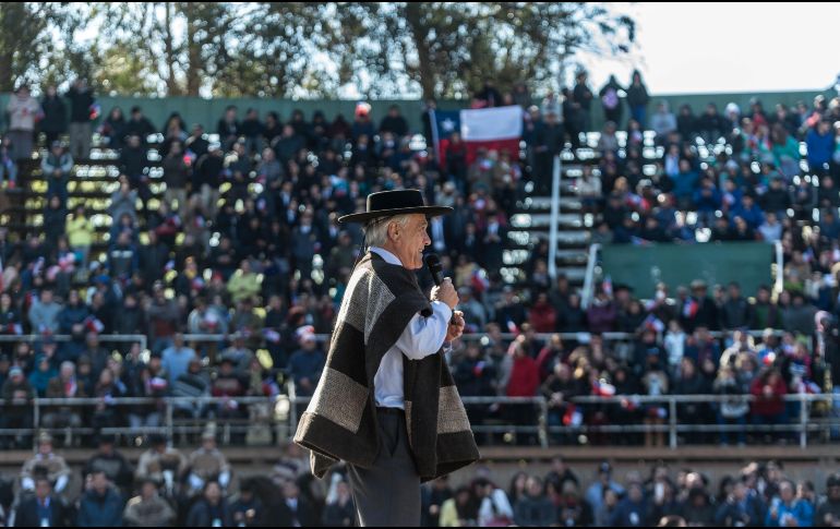 Fotografía cedida por la Presidencia de Chile que muestra a Sebastián Piñera mientras participa en un acto, en la localidad de San Carlos. EFE/CORTESÍA
