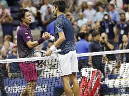 Novak Djokovic y Kei Nishikori estrechan sus manos después del juego. EFE/J. Maganblo
