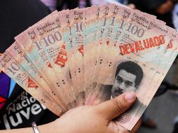 Una manifestantes sostiene billetes con la cara del presidente Nicolás Maduro, durante una protesta a favor del diputado Juan Requesens, quien está detenido desde el 7 de agosto por el Servicio Bolivariano de Inteligencia. EFE/C. Hernández