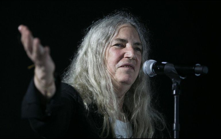 La cantante expresa “Los siento aquí (al señalar su corazón)